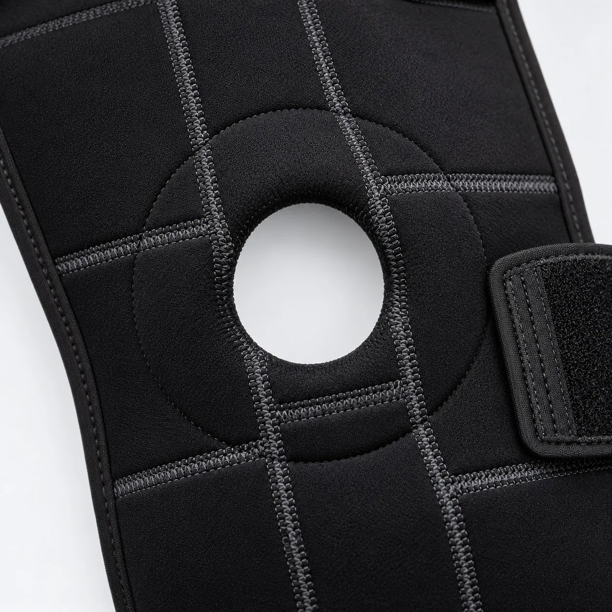 Open kneecap hole and stitching on the knee brace